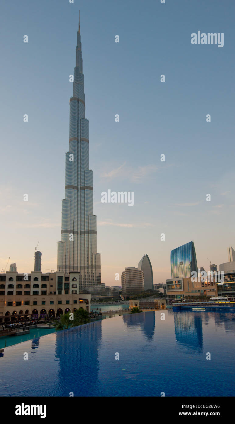 Dubaï, Émirats arabes unis - 2 janvier : Burj Khalifa le 2 janvier 2012 à Dubaï, AUX ÉMIRATS ARABES UNIS. Burj Khalifa est actuellement le plus haut bâtiment de la wor Banque D'Images