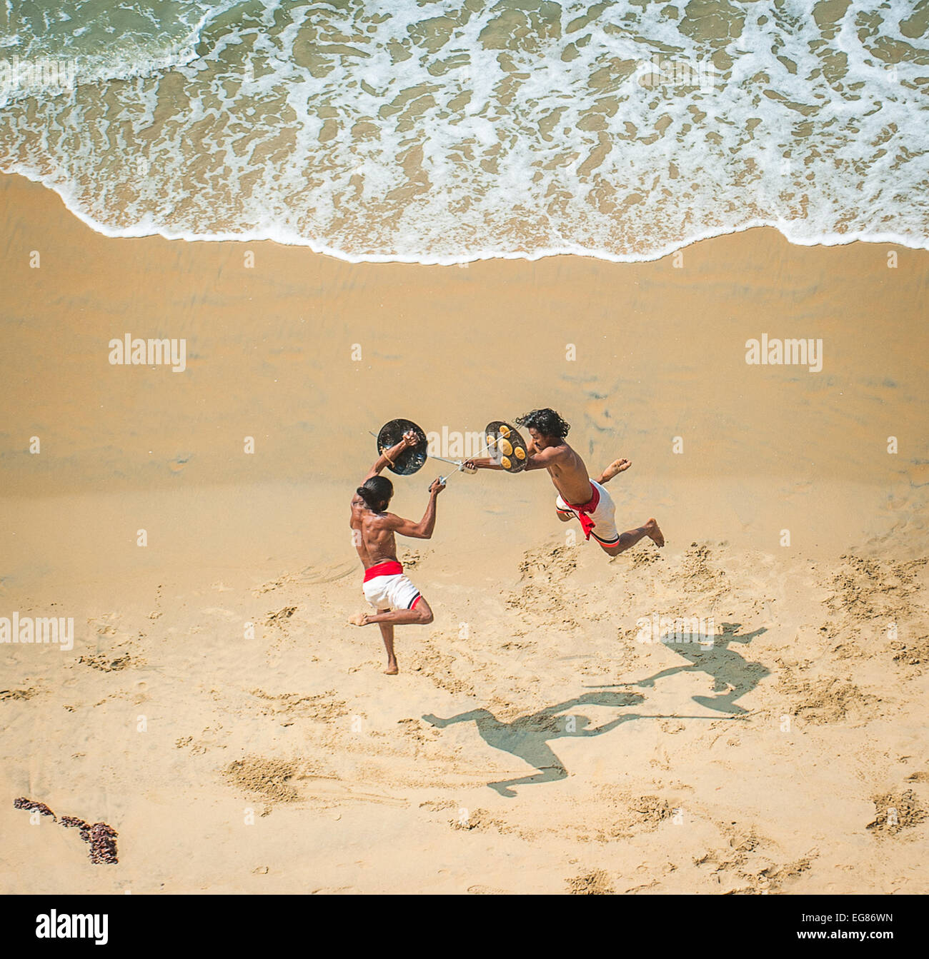 KERALA, INDE - Janvier 20 : Les jeunes hommes effectuant Kalaripayattu art civil, Janvier 20, 2013 dans le Kerala, Inde Banque D'Images