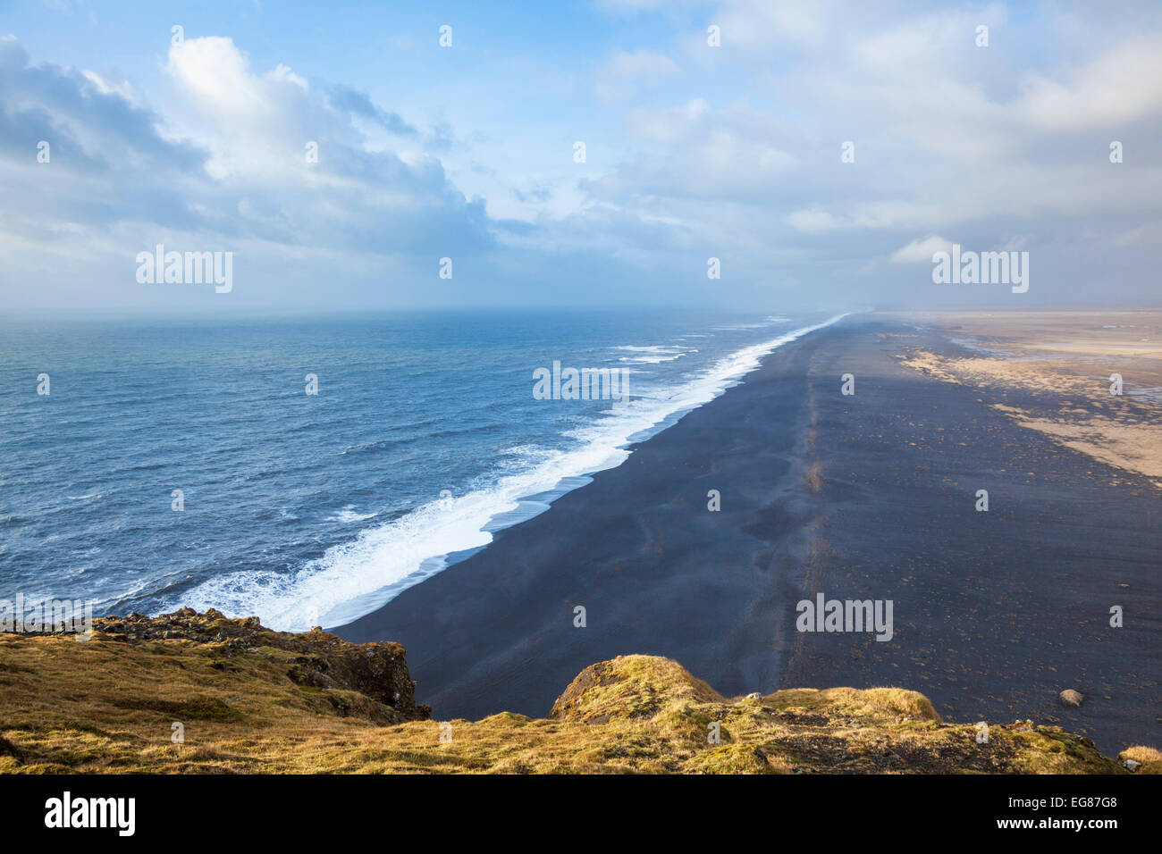 Plage de sable noir Dyrholaey Vik l'Islande à l'Europe Banque D'Images