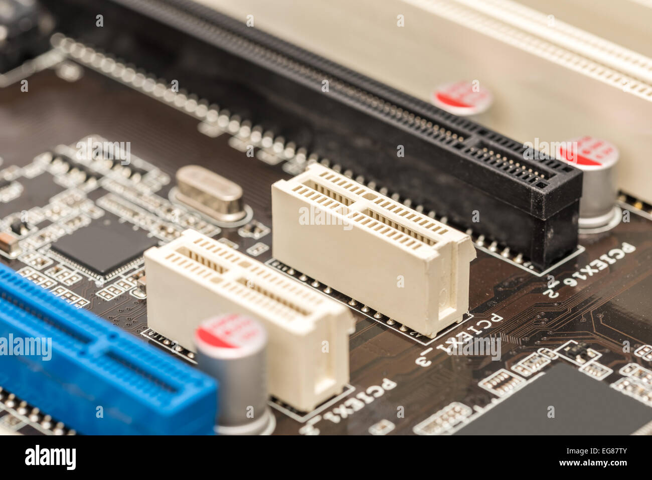 Connecteur PCI Slots sur la carte mère d'ordinateur Banque D'Images