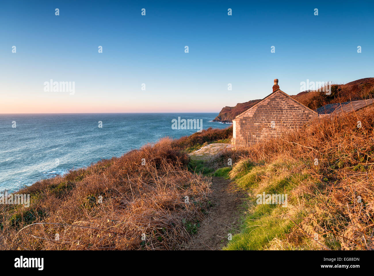 Un vieux cottage abandonné situé dans un emplacement idyllique sur les falaises au-dessus de Lantivet Bay sur la côte sud de Cornwall Banque D'Images