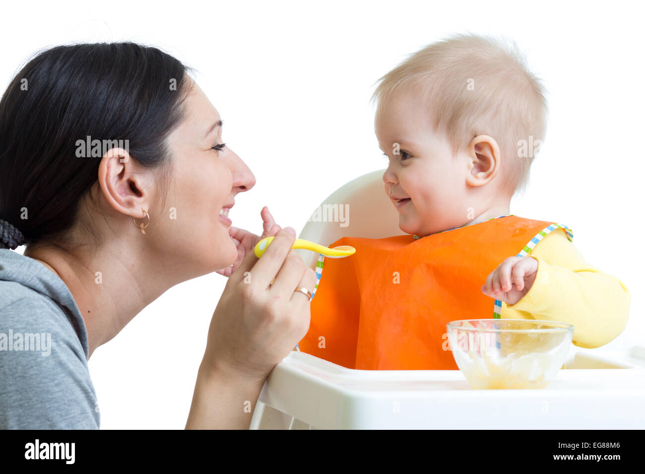 Mère nourrir bébé fille Banque D'Images