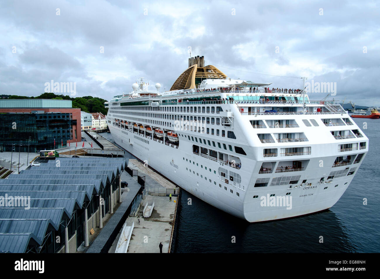 P & O cruise liner Oceana (77 499 TJB) aux côtés de Stavanger, Norvège. Banque D'Images