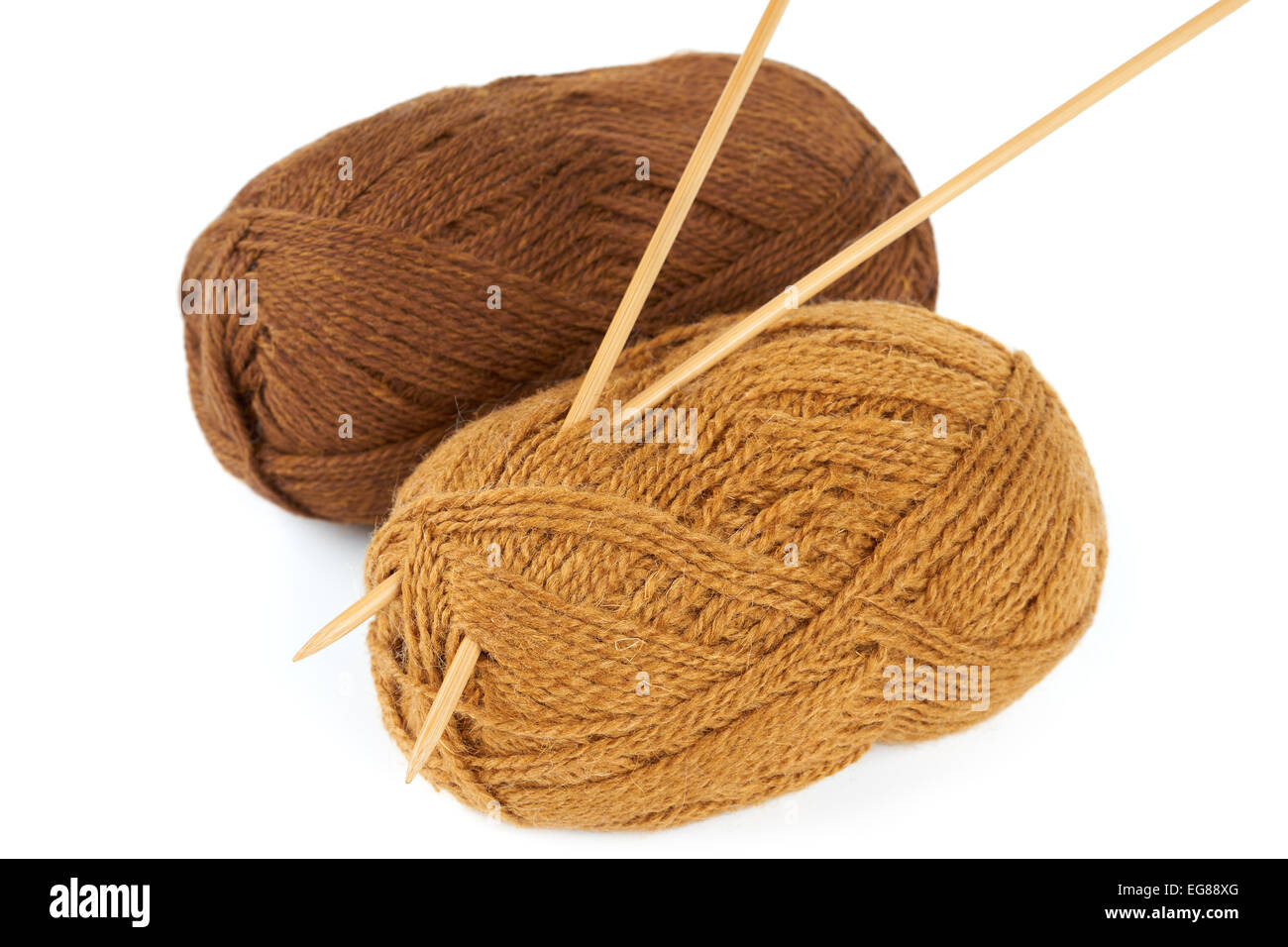 Deux écheveaux de fil et une paire d'aiguilles à tricoter isolated on white Banque D'Images