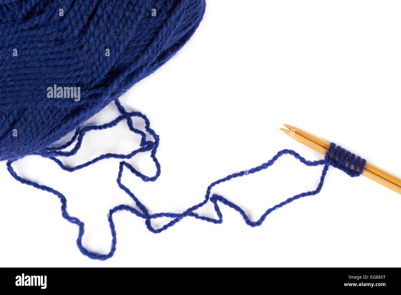 Au début de tricot. Une paire d'aiguilles à tricoter et un fil bleu Banque D'Images