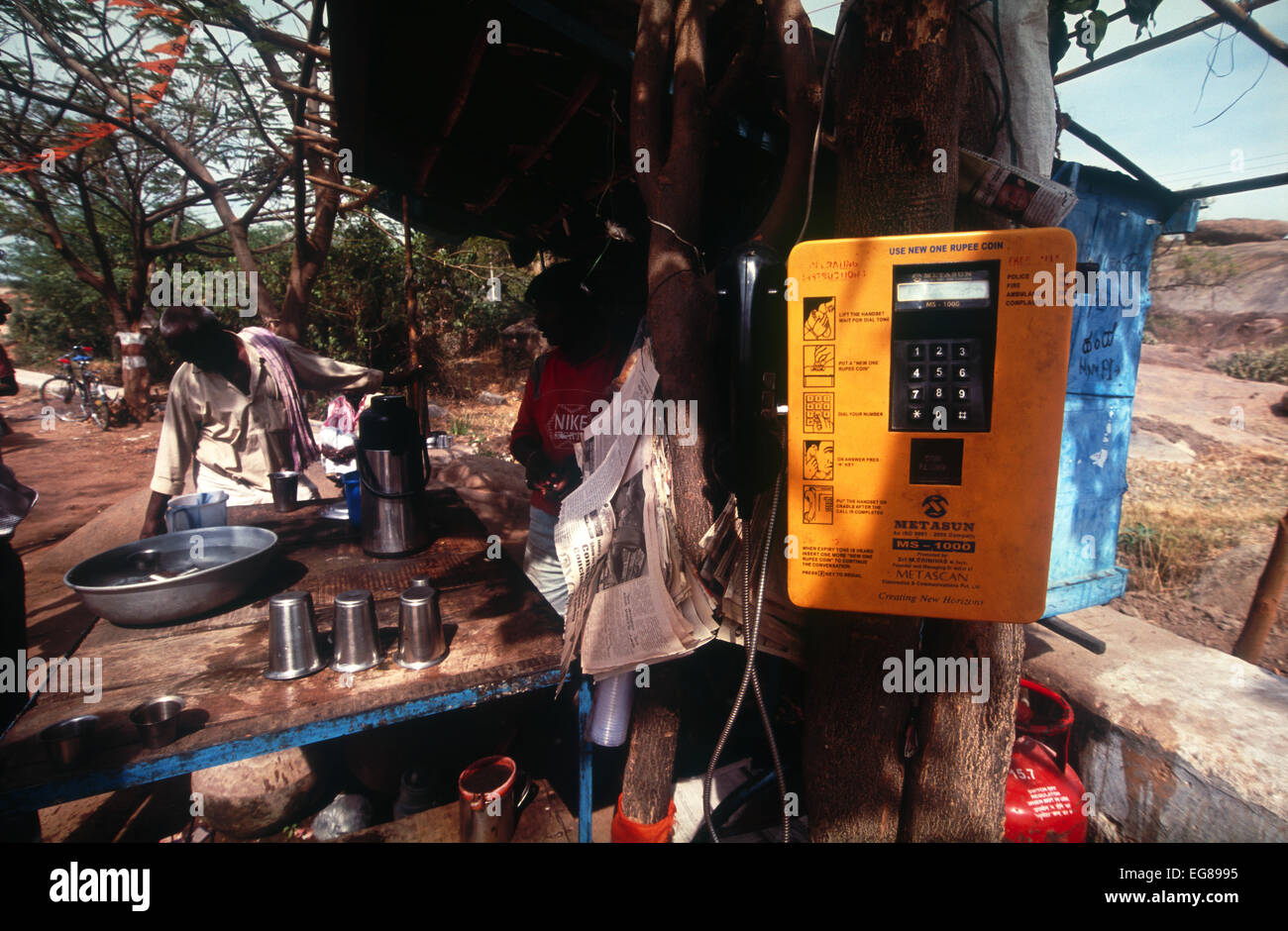 Téléphone public dans village rural de Karnataka, Inde Banque D'Images