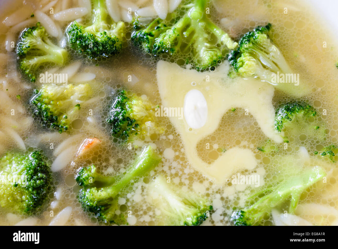 Soupe de macro avec le brocoli le chou, les pâtes de riz et le beurre dans le bouillon de poulet chaud Banque D'Images