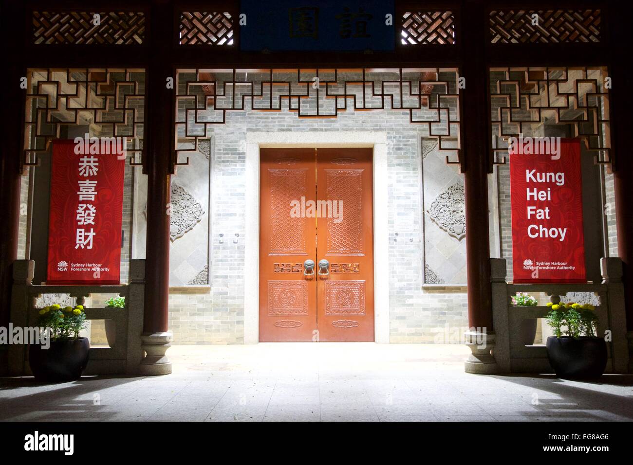 Sydney, Australie. 19 février 2015. Un message par la porte avant du jardin chinois de l'amitié à Darling Harbour, Sydney tient les gens, 'Kung Hei Fat Choy" (Bonne Année). Crédit : Richard Milnes/Alamy Live News Banque D'Images