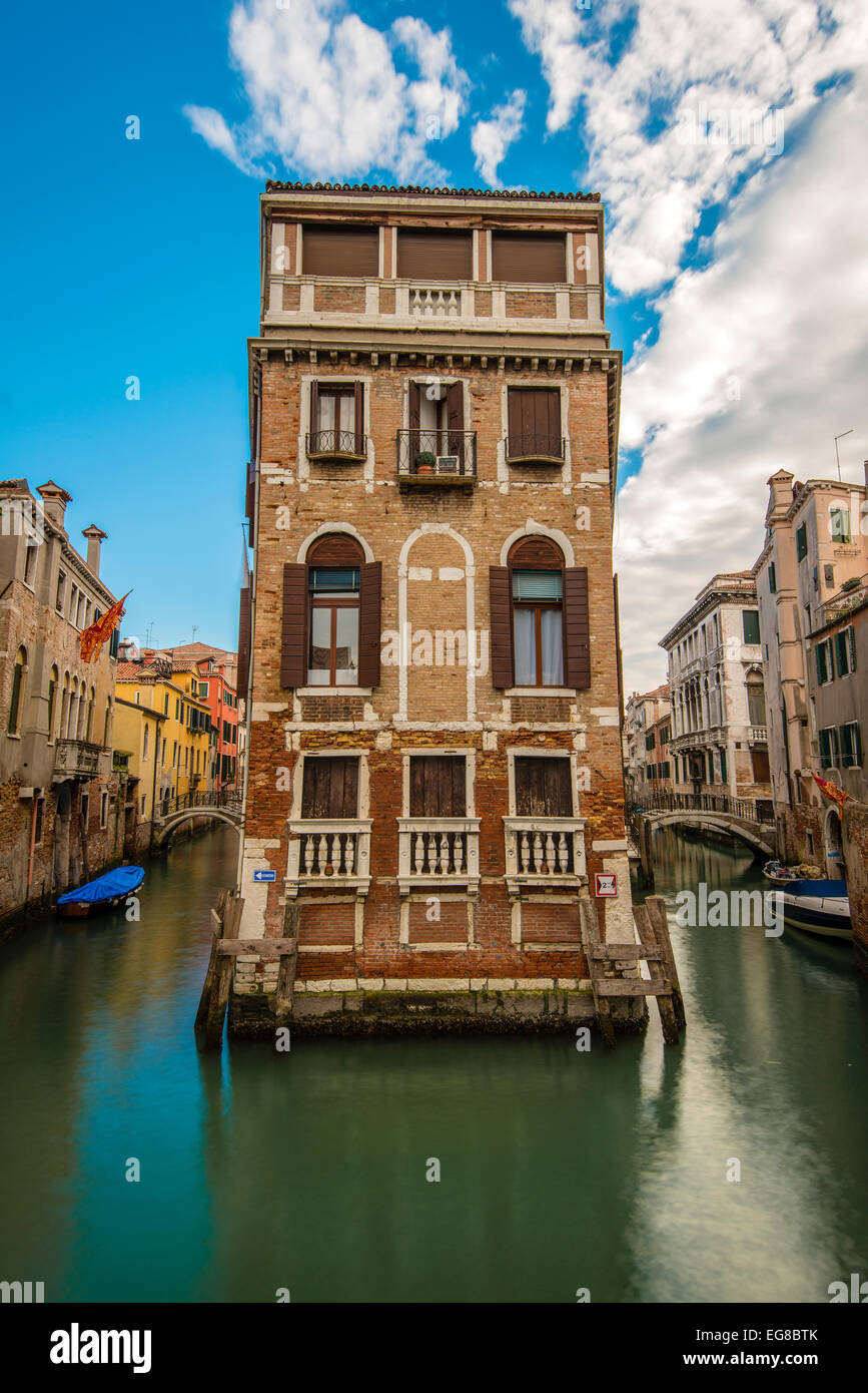 Vue pittoresque sur deux canaux d'eau à Venise, Vénétie, Italie Banque D'Images