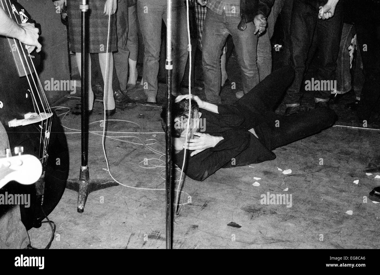 À l'écoute des fans de la bande de psychobilly météores à la Batcave à Soho 1982 Banque D'Images