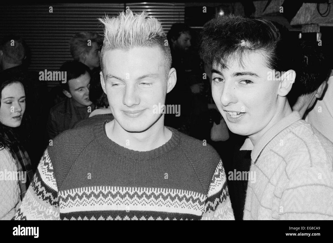 À l'écoute des fans de la bande de psychobilly météores à la Batcave à Soho 1982 Banque D'Images