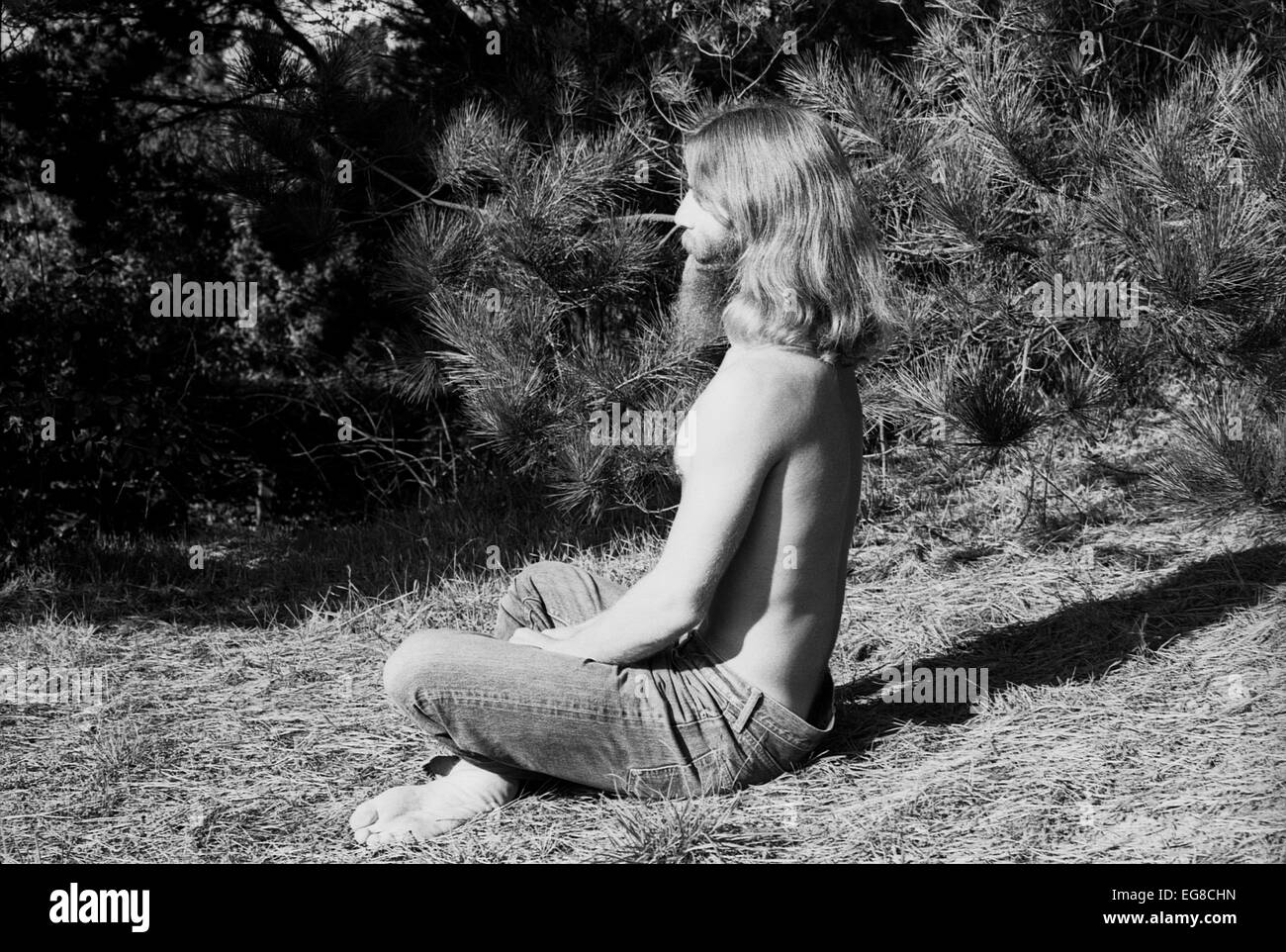 Portrait des années 1960 années 1970 années 70 hippie homme hippie mâle avec une barbe et de longs cheveux étant méditation spirituelle méditante à Berkeley, Californie États-Unis 1971 KATHY DEWITT Banque D'Images