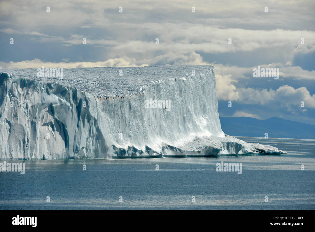 Iceberg tabulaire, au large de l'île de Baffin, au Canada, en août Banque D'Images