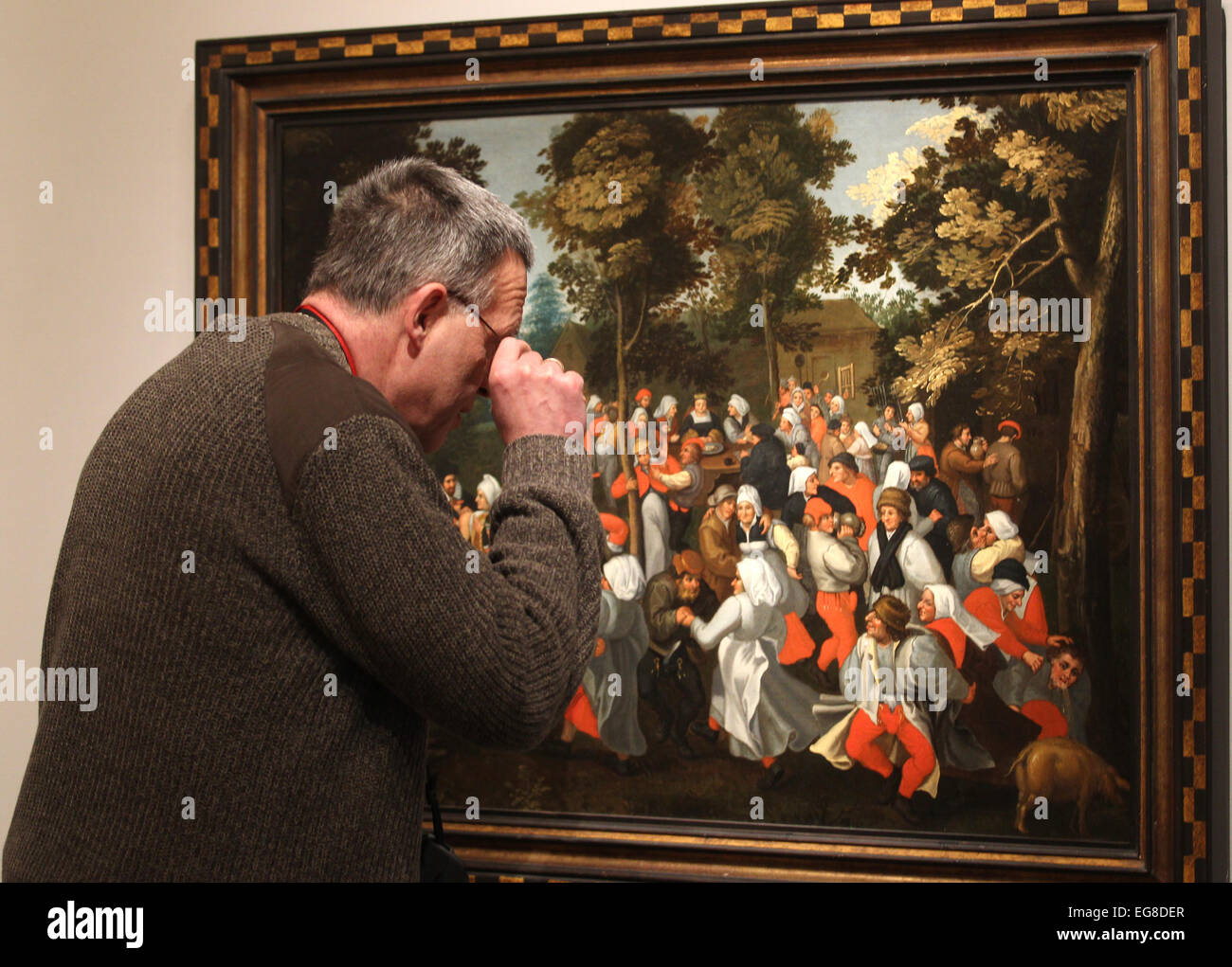 Paderborn, Allemagne. Feb 19, 2015. Une femme admire un tableau de Martin van Cleve (1520-1570) lors de l'exposition 'Die Brueghel-Familie' (La famille Brueghel) à Paderborn, Allemagne, 19 février 2015. PHOTO : INA FASSBENDER/dpa/Alamy Live News Banque D'Images