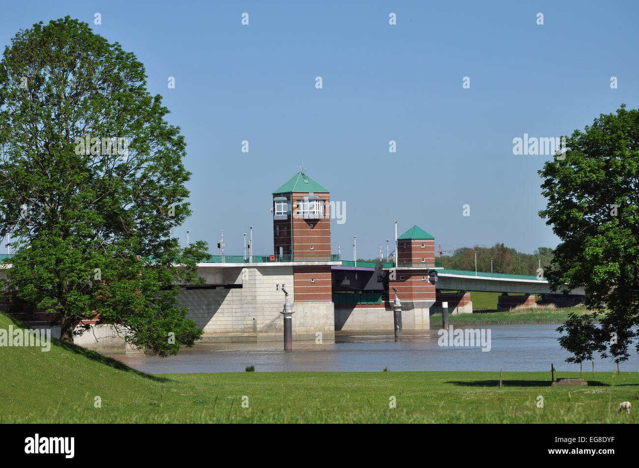 Jann-Berghaus-Brücke, Leer, pont au-dessus de la rivière Ems en Allemagne Banque D'Images