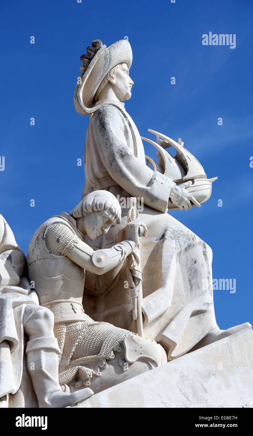 Statue de l'explorateur portugais Henri le Navigateur tenant une caravelle qui fait partie du Monument aux découvertes Banque D'Images