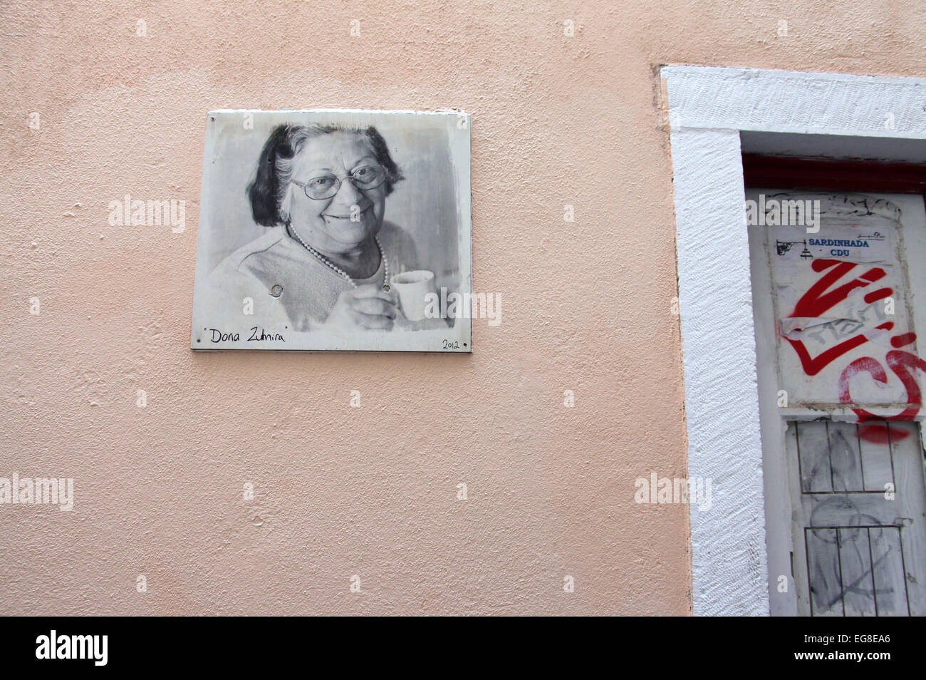 Projet d'Art de rue dans le quartier d'Alfama de Lisbonne à l'aide de photos de résidents Banque D'Images