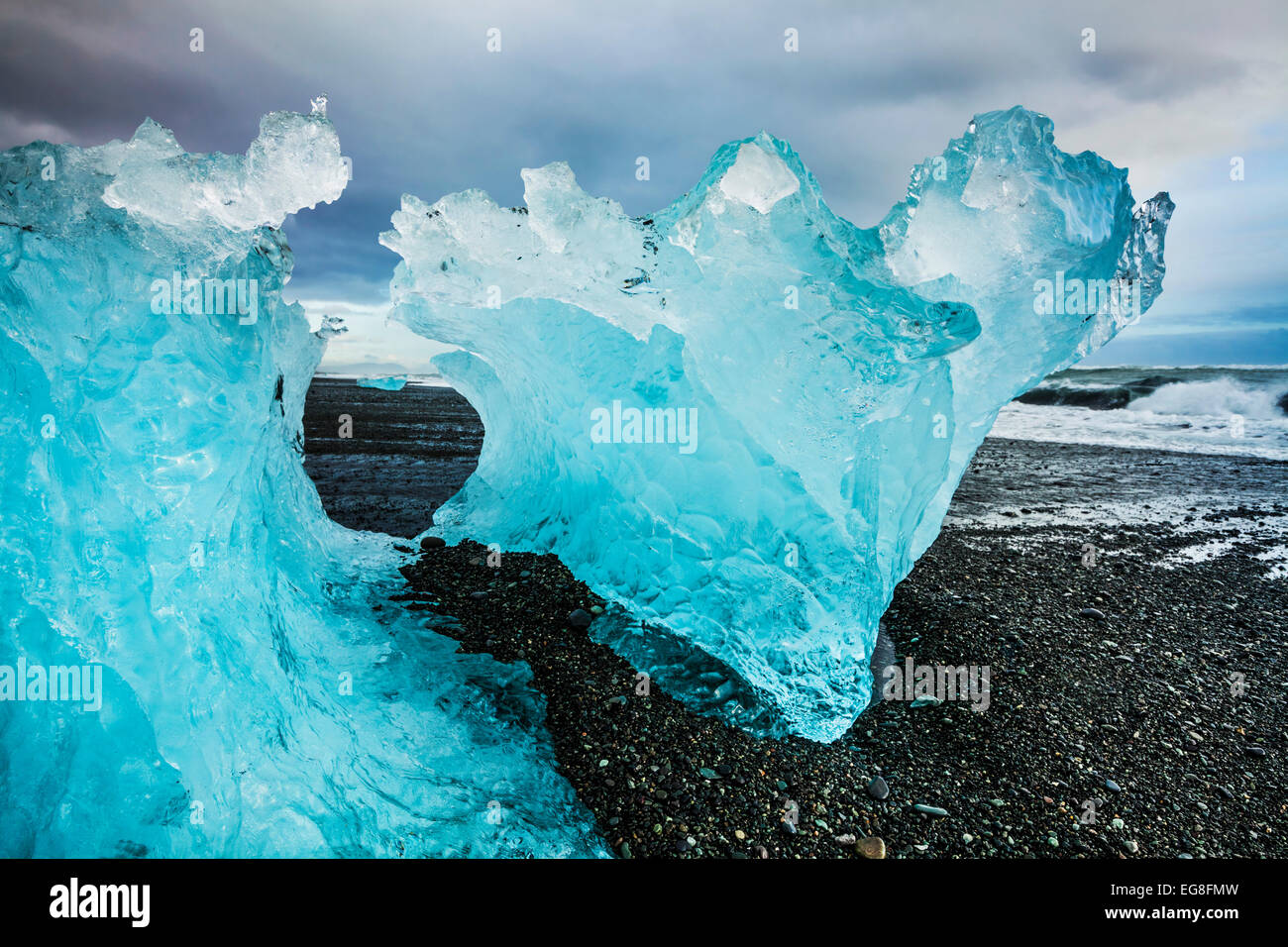 Grand iceberg bleu sur noir Jökulsárlón Jökulsárlón Europe Islande plage Banque D'Images