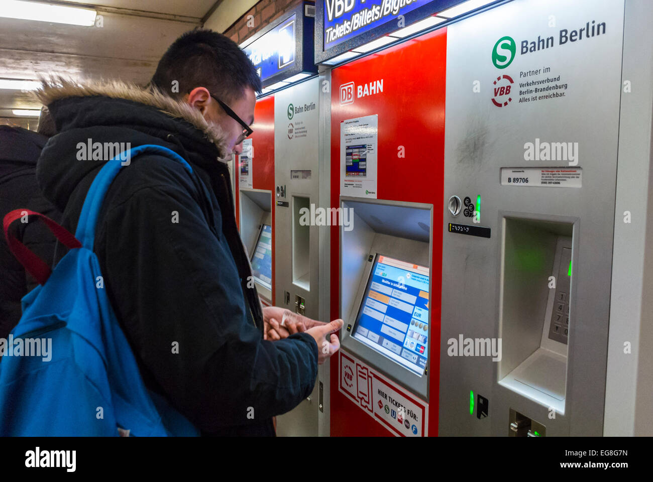 Berlin, Allemagne, métro allemand, métro, métro, touriste chinois achetant des billets au distributeur automatique, gare de l'aéroport de Schonefeld Banque D'Images