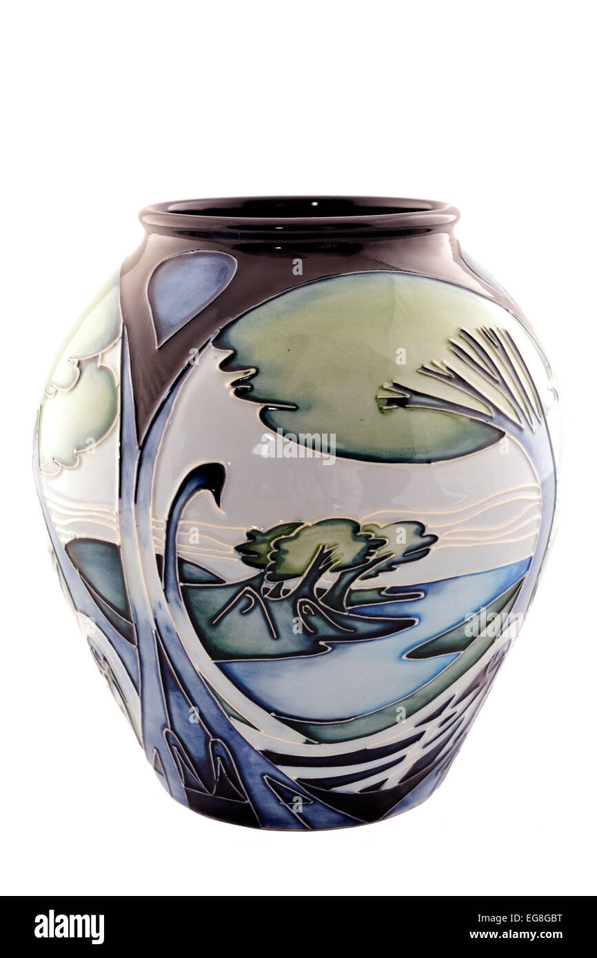 Un pot moorcroft sur fond blanc Banque D'Images