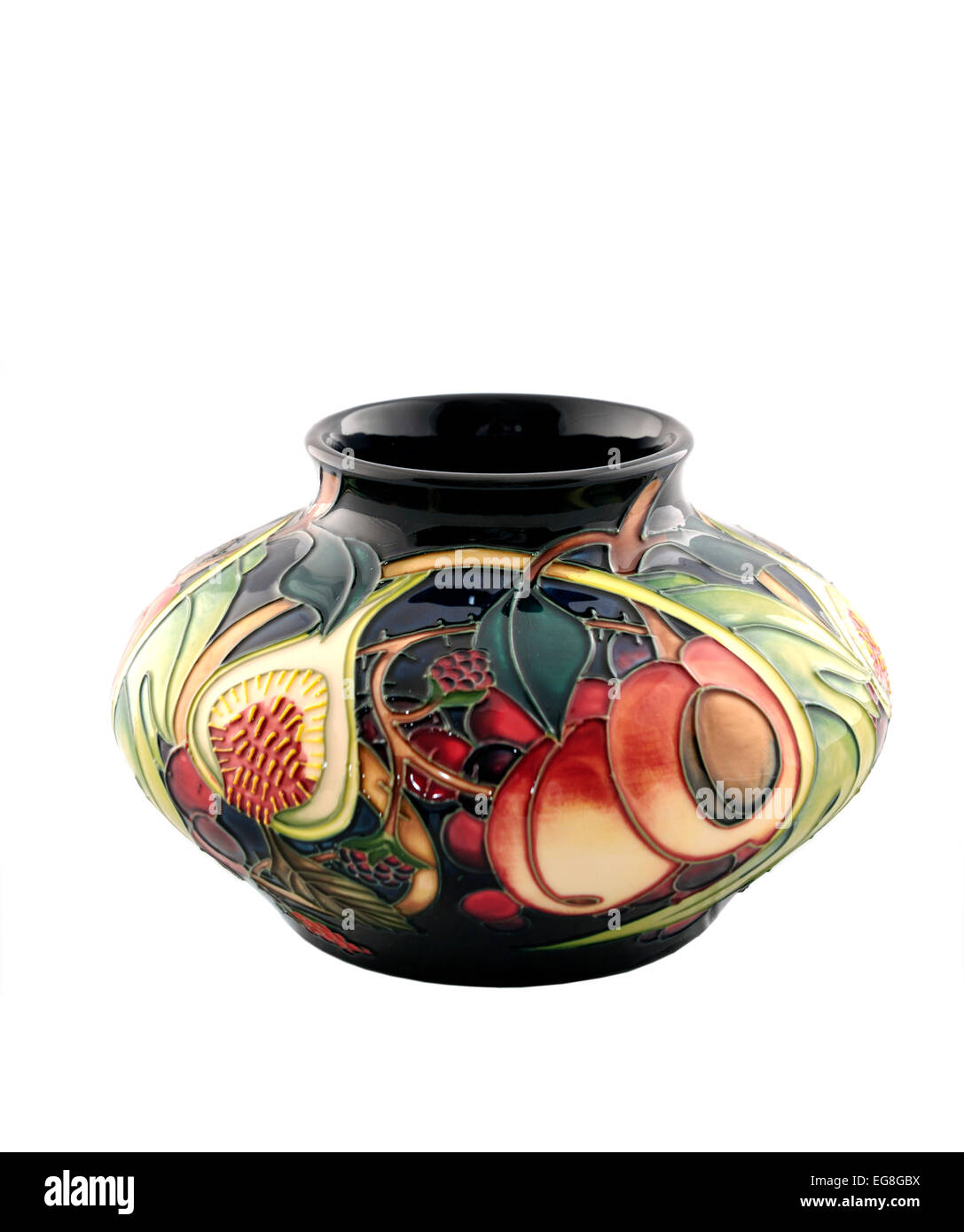 Un pot moorcroft sur fond blanc Banque D'Images