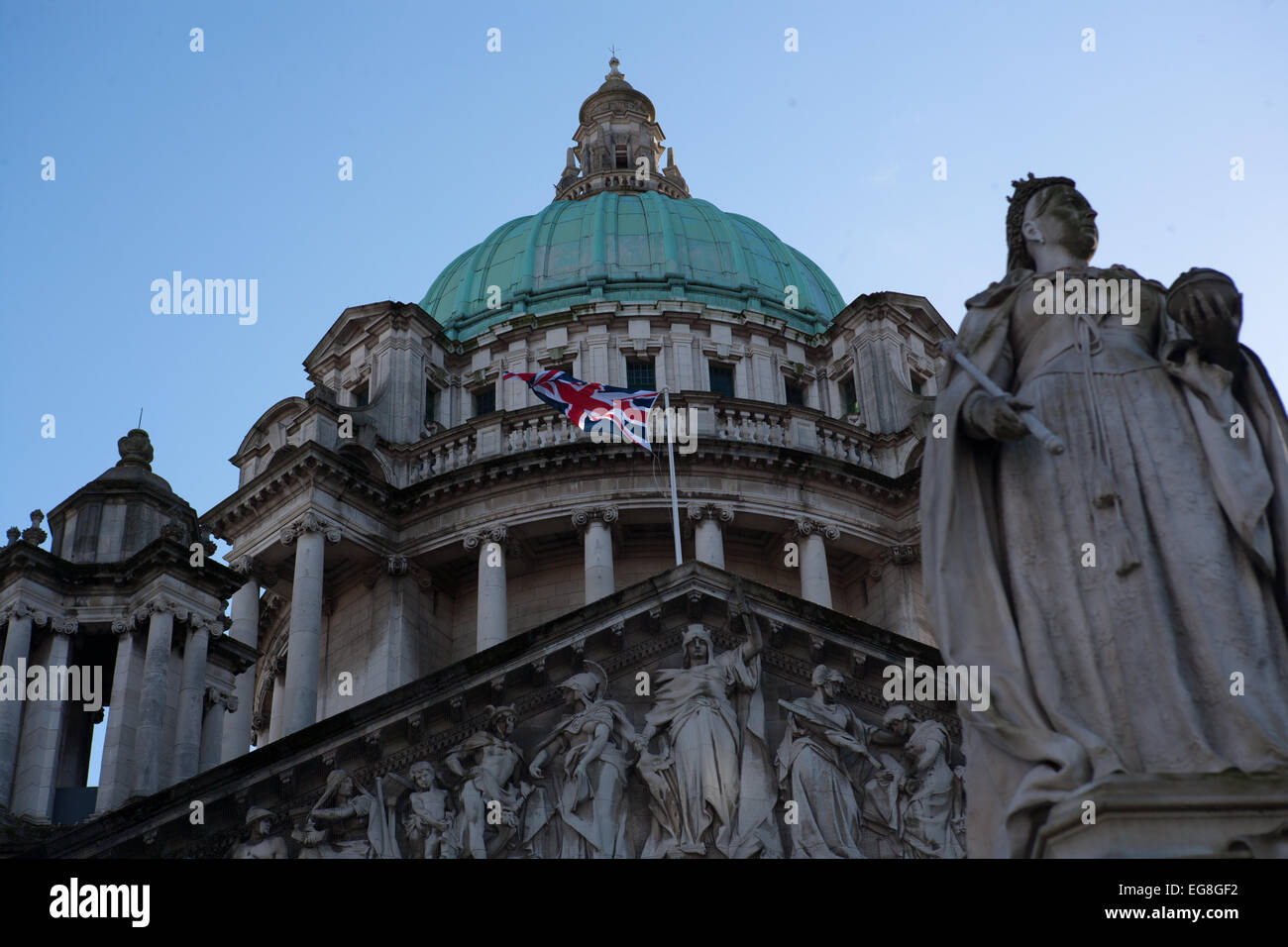 Belfast, Royaume-Uni. 19 Février, 2015. Drapeau de l'Union européenne vole sur Belfast City Hall en l'honneur de S.A.R. le duc de York's Birthday. Credit : Bonzo/Alamy Live News Banque D'Images