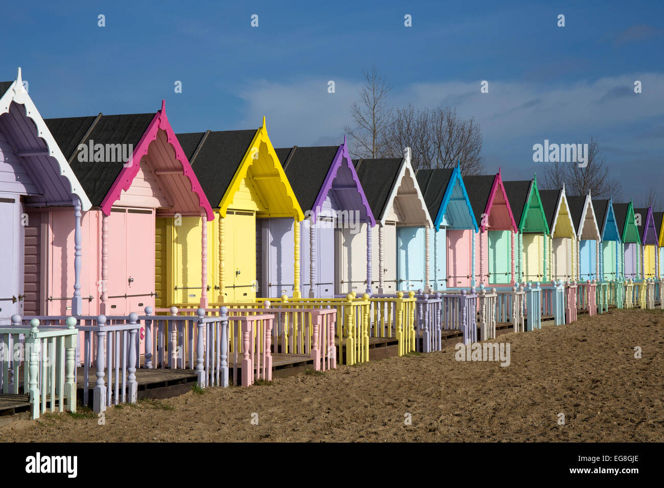 Cabines colorées sur l'île de Mersea,Essex, Angleterre Banque D'Images