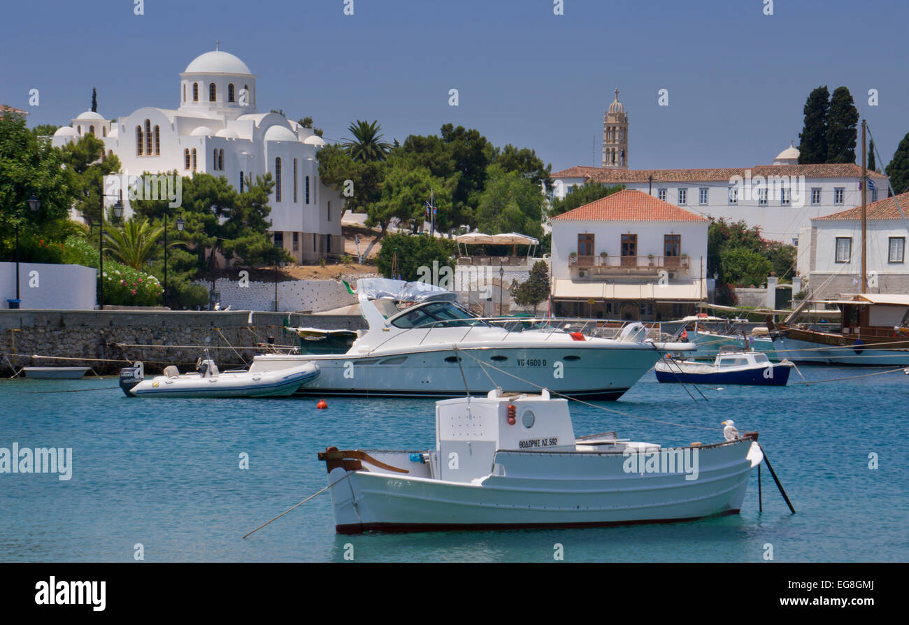 Vue sur le port avec bateaux et ville en été sur l'île de Spetses péloponnèse,grèce, Banque D'Images