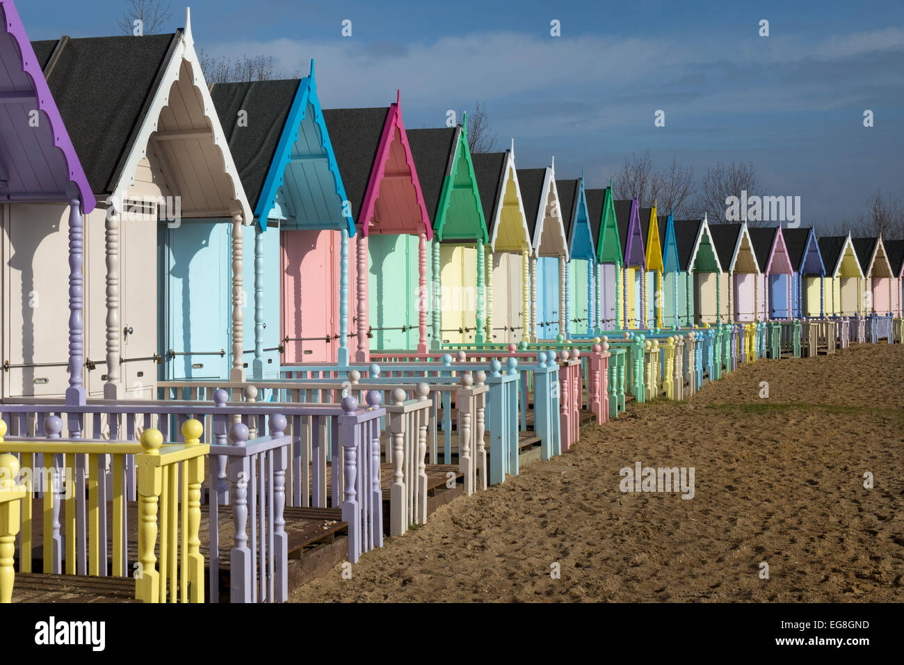 Cabines colorées sur l'île de Mersea,Essex, Angleterre Banque D'Images