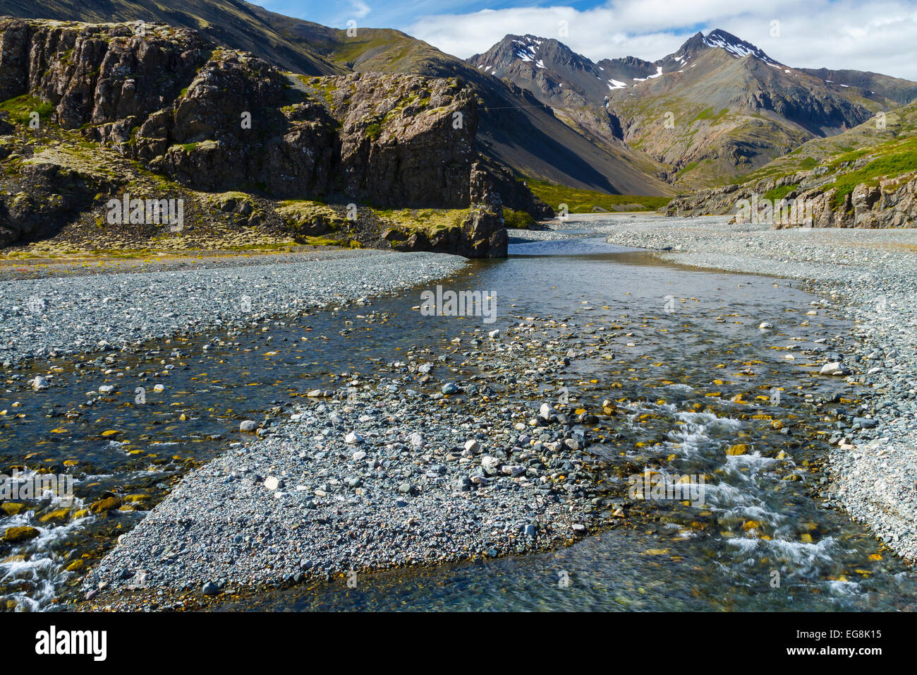 Brook et les montagnes. L'Islande, de l'Europe Banque D'Images