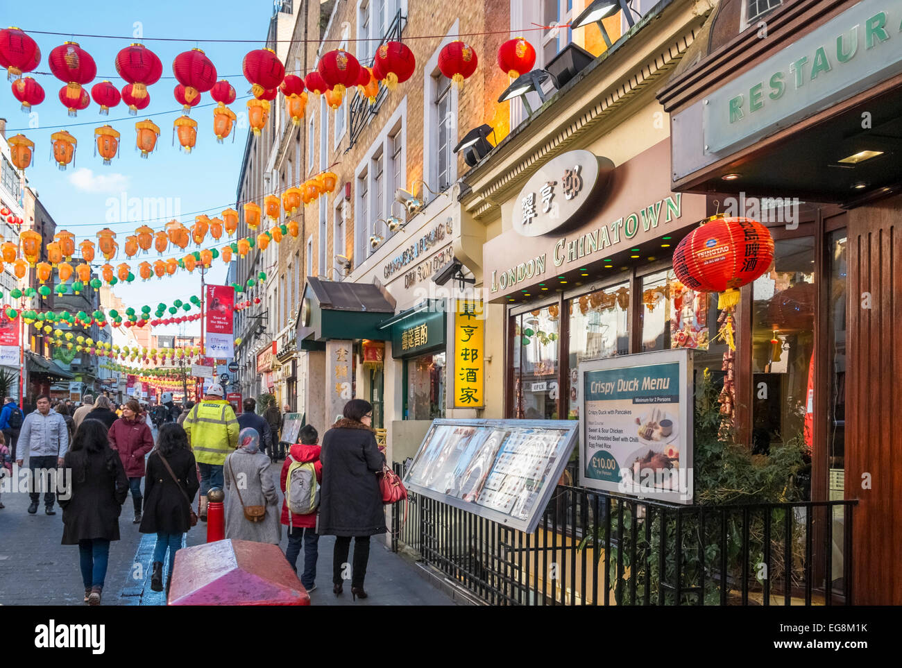 Gerrard Street, London Chinatown, 2015 nouvelle année bannières et décorations pour célébrer l'année des brebis. Banque D'Images