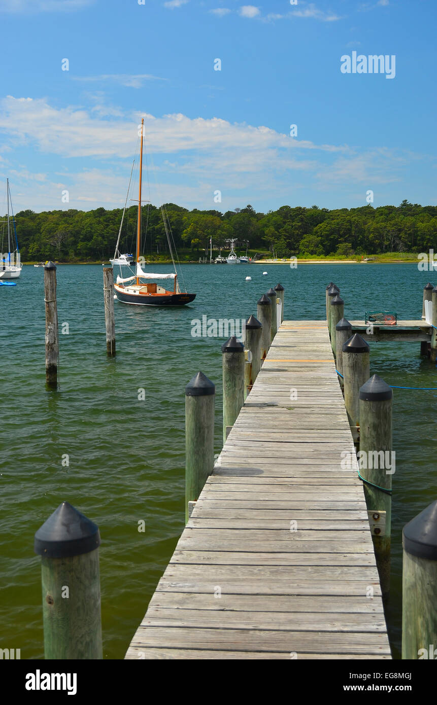 Jetée en bois et voilier au lac Tashmoo, Martha's Vineyard, MA Banque D'Images