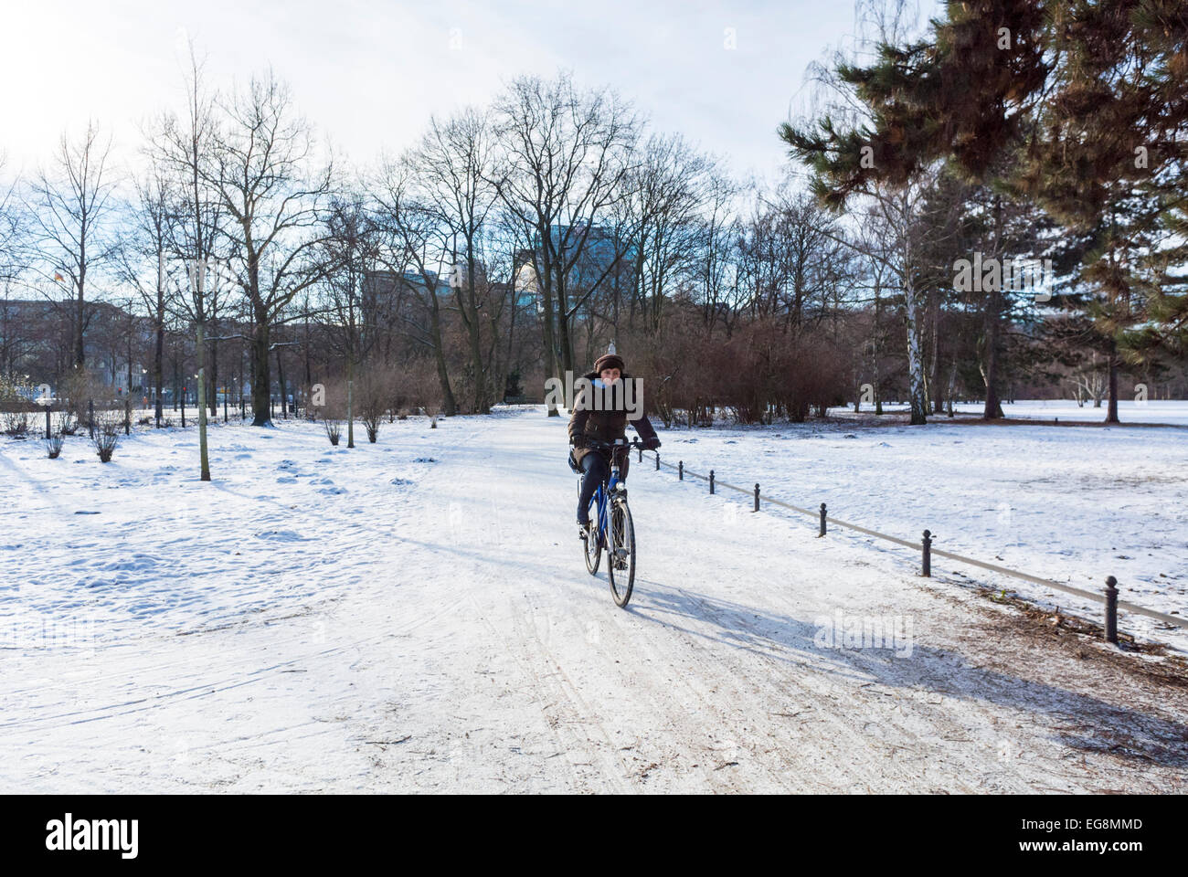 Woman in Garden, Berlin, Allemagne, Cyclisme dans les scènes de parc public allemand, Tiergarten in Winter Snow, écologie de mobilité de l'espace public Banque D'Images
