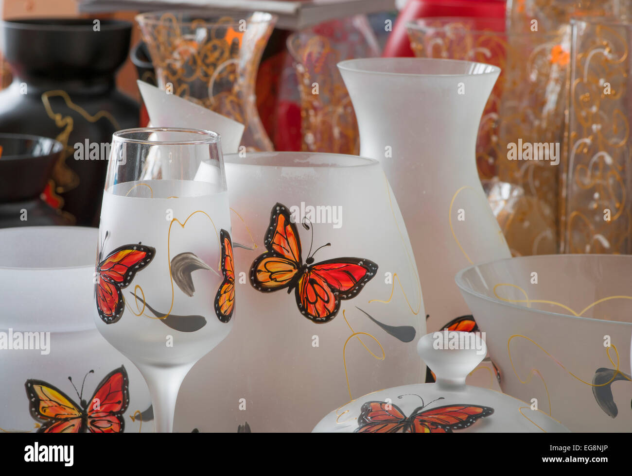 Vase décoratif avec papillon peint Banque D'Images