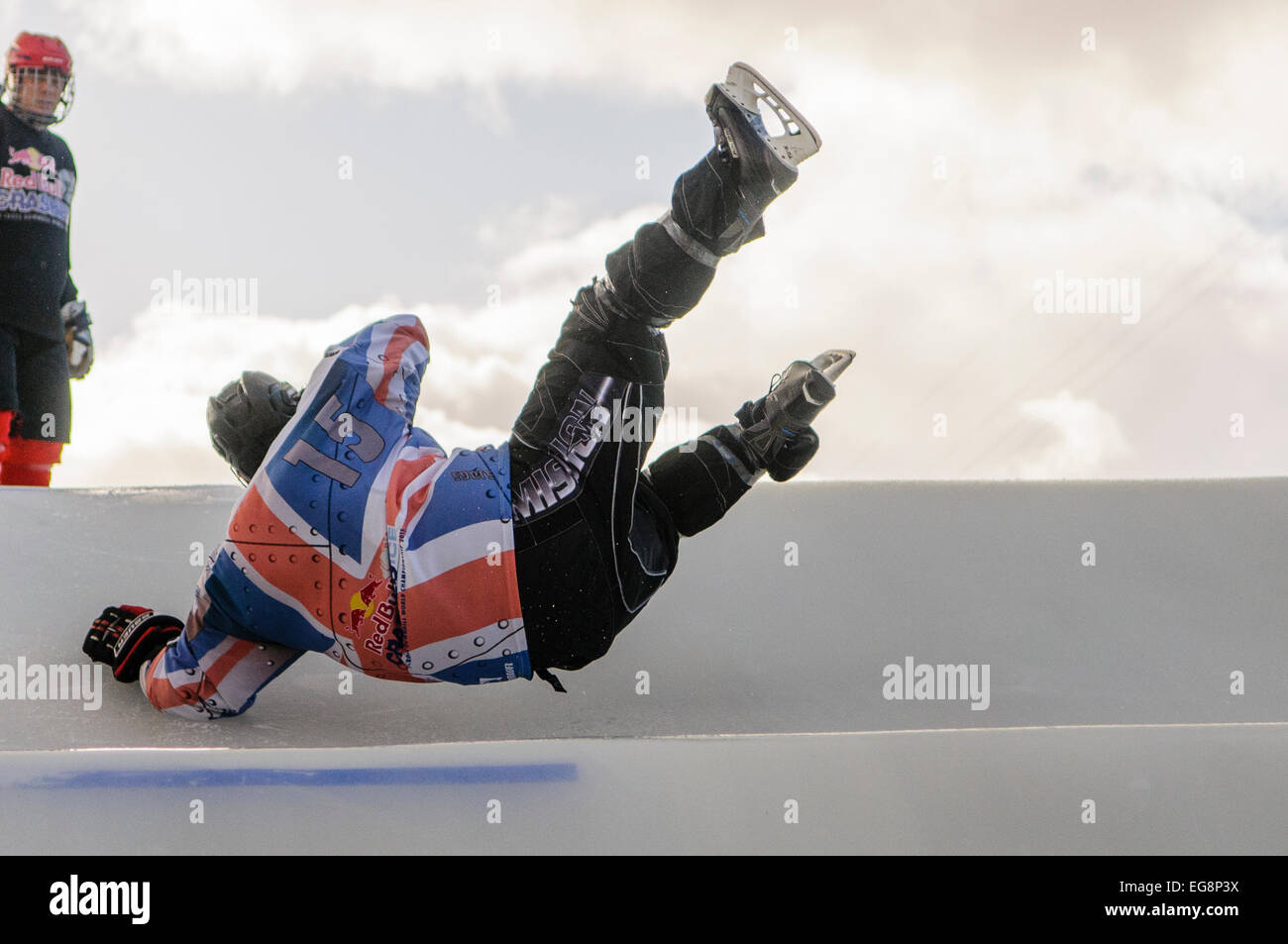 Belfast, Irlande du Nord. 19 févr. 2015 - Un concurrent débutant tombe sur le haut d'une colline au Red Bull Crashed Ice Crédit : Stephen Barnes/Alamy Live News Banque D'Images