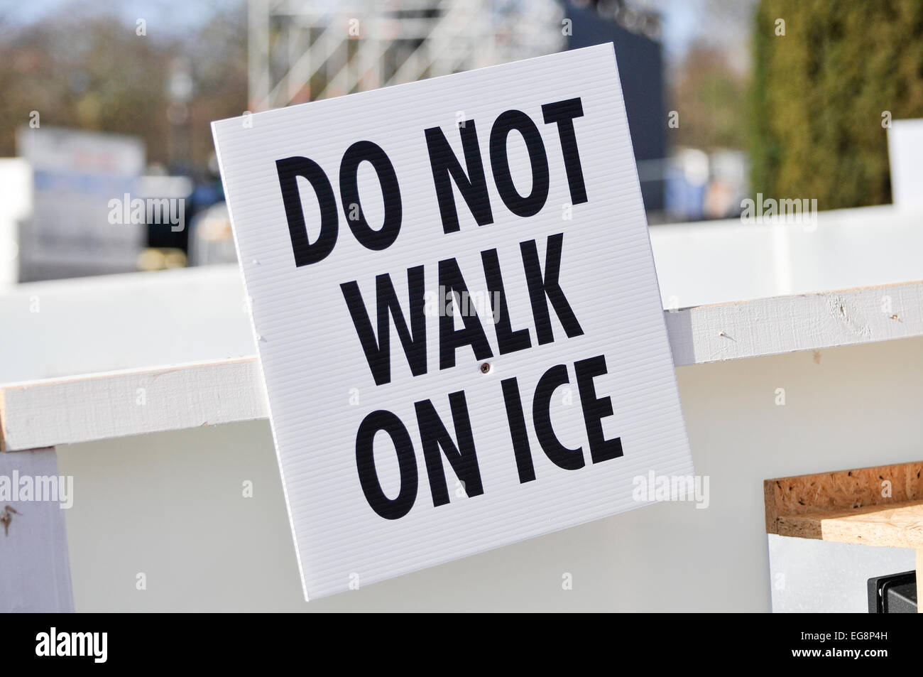 Belfast, Irlande du Nord. 19 févr. 2015 - Sign avertit les gens de ne pas marcher sur la glace. Crédit : Stephen Barnes/Alamy Live News Banque D'Images