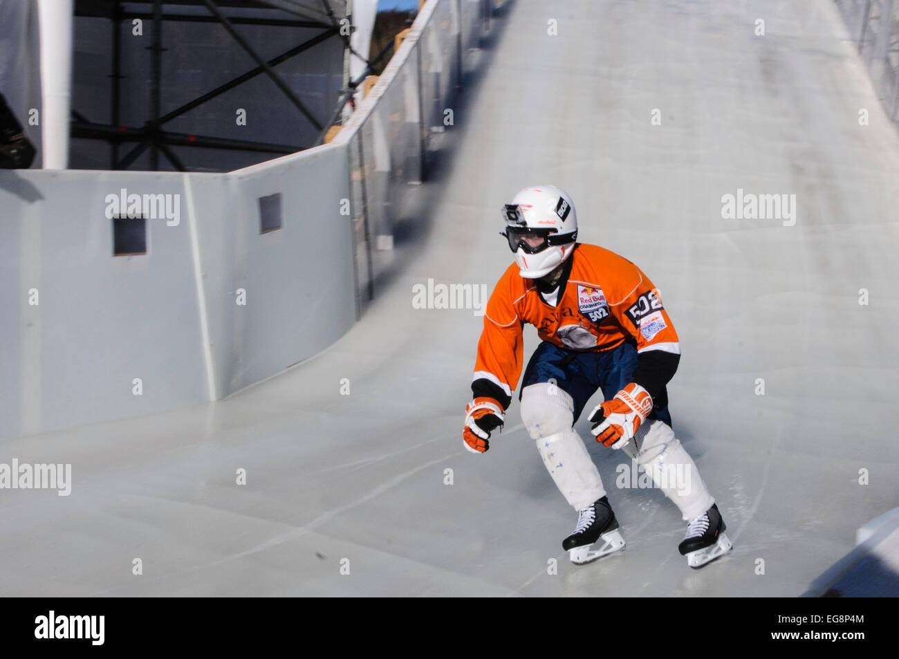 Belfast, Irlande du Nord. 19 févr. 2015 - Un novice concurrent descend l'une des collines abruptes au Red Bull Crashed Ice. Crédit : Stephen Barnes/Alamy Live News Banque D'Images