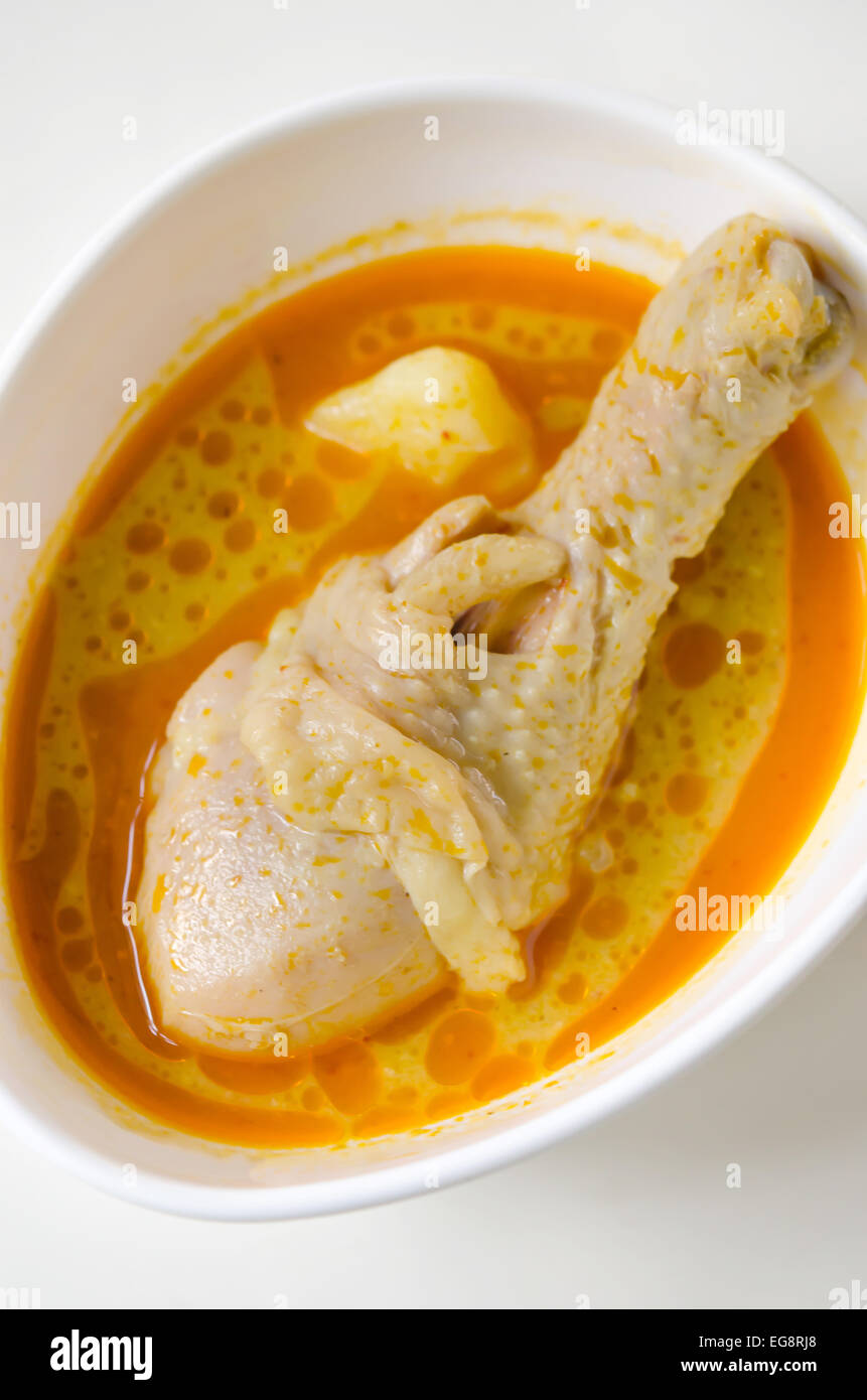 Poulet au curry jaune asiatique dans un bol blanc ( ) Massaman Banque D'Images