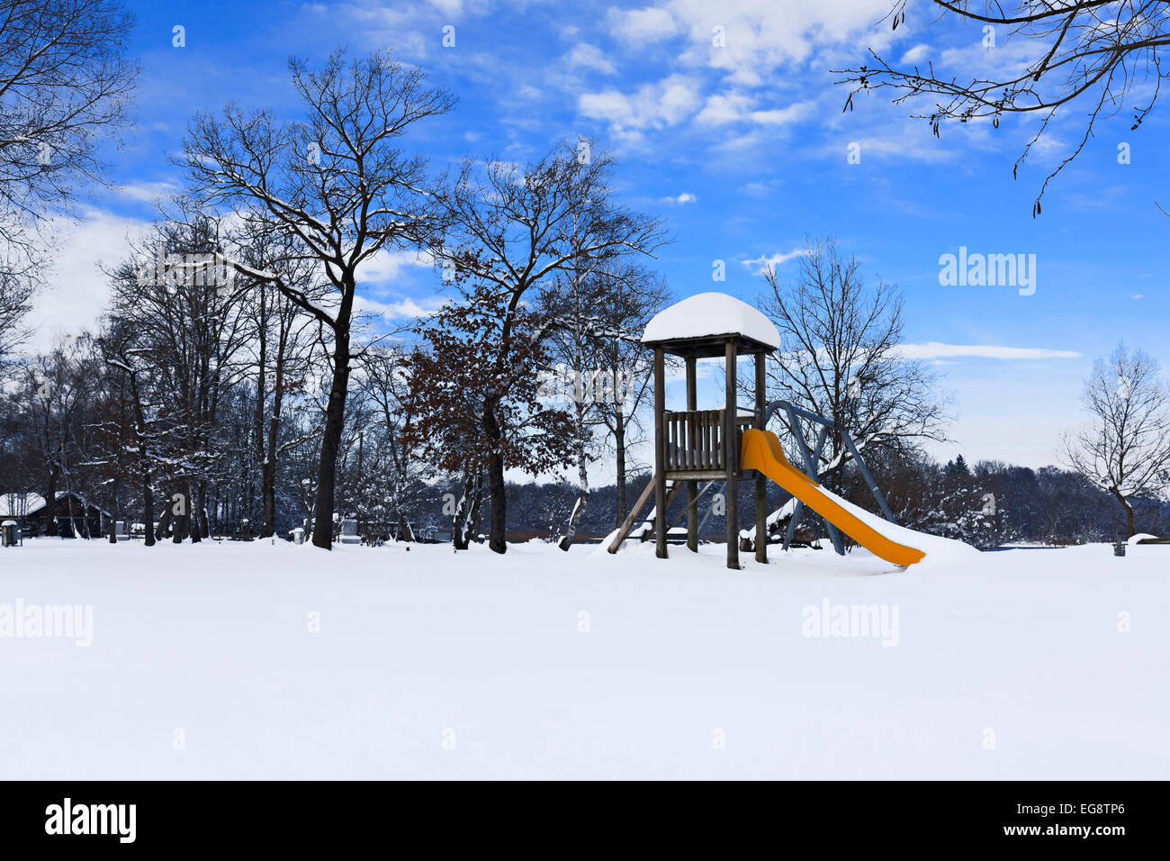 Aire de jeux pour enfants faites glisser couverts en hiver la neige, Chiemsee, Chiemgau, Upper Bavaria, Germany, Europe. Banque D'Images