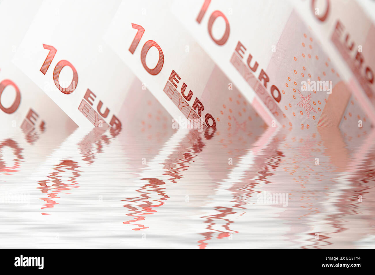 10 billets de tomber dans un bassin d'eau créées numériquement Banque D'Images