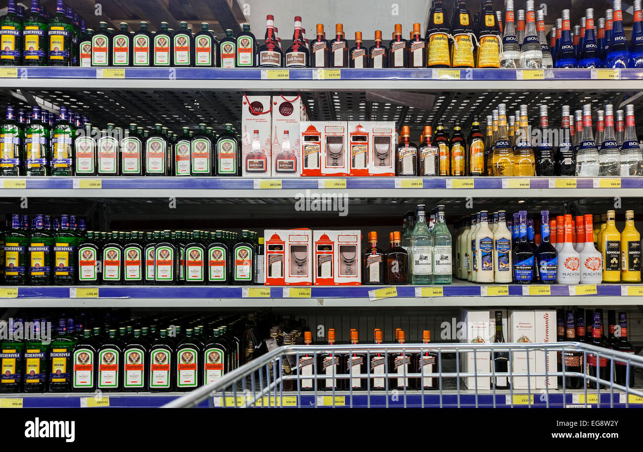 Mettre en valeur les boissons alcoolisées à l'hypermarché Metro. Metro  Group est un des plongeurs mondial allemand Photo Stock - Alamy