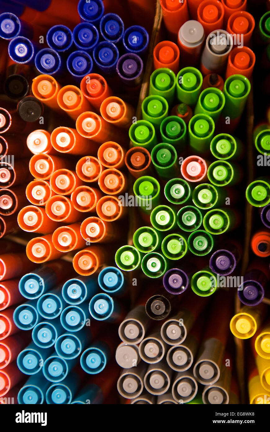 Fort de stylos de couleur à l'école de classe, Surrey, UK. Banque D'Images