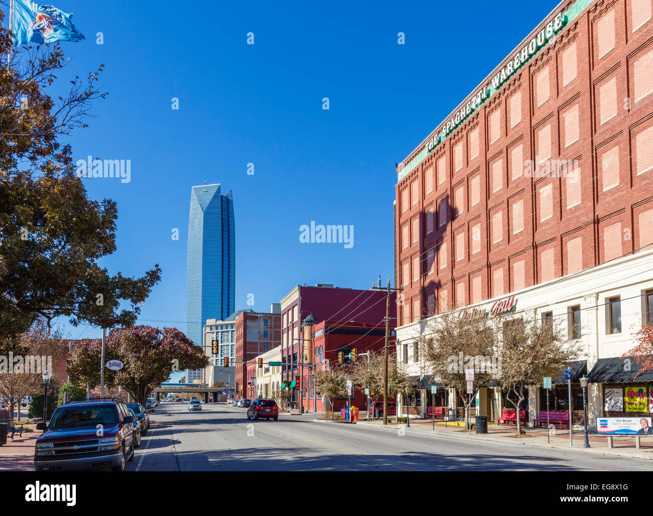 East Sheridan Avenue, regardant vers la tour de Devon, dans l'historique quartier de Bricktown Oklahoma City, OK, États-Unis d'Amérique Banque D'Images