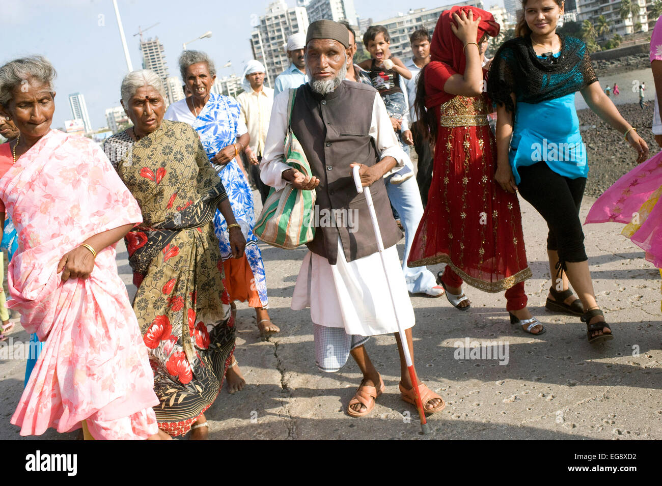 Mendiants amassé sur la chaussée à la mosquée Haji Ali Dargah et , Mahalaxmi , Mumbai. Les mendiants anticiper qu'ils recevront l'aumône de la part des visiteurs sur leur retour de la mosquée après qu'ils ont dit leurs prières et a reçu les bénédictions de Haji Ali - un saint soufi de renom dont les restes sont enterrés dans le dargah. Banque D'Images