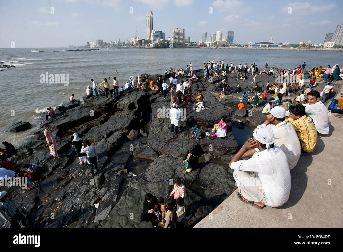 Les mendiants et les fidèles amassés sur le pont-jetée à la mosquée Haji Ali Dargah et , Mahalaxmi , Mumbai. Avec vue retour à Mumbai les mendiants anticiper qu'ils recevront l'aumône de la part des visiteurs sur leur retour de la mosquée après qu'ils ont dit leurs prières et a reçu les bénédictions de Haji Ali - un saint soufi de renom dont les restes sont enterrés dans le dargah. Banque D'Images