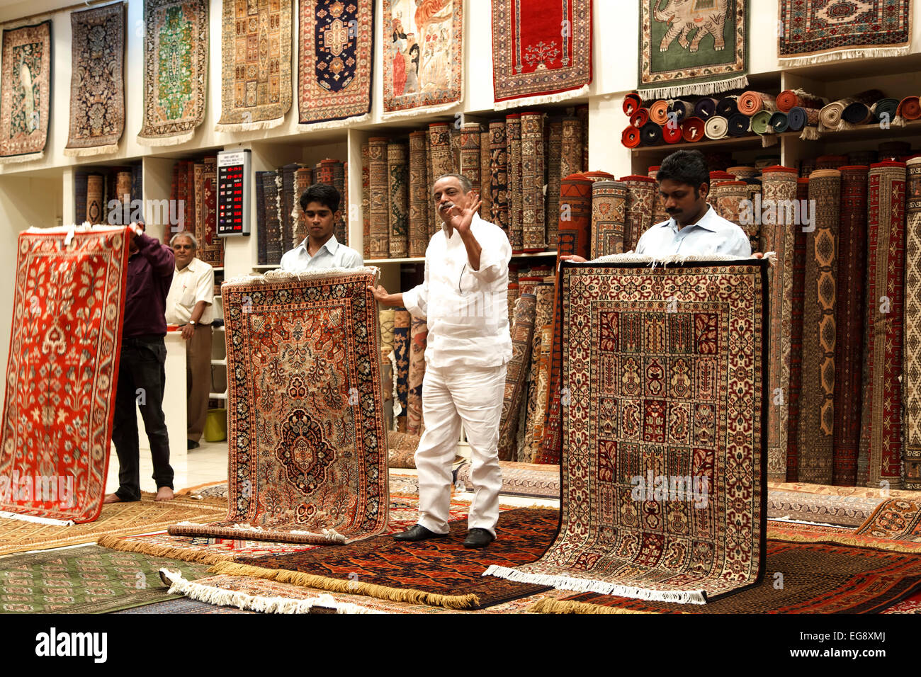 Vendeur de tapis dans la salle d'exposition, Jaipur, Rajasthan, Inde Banque D'Images