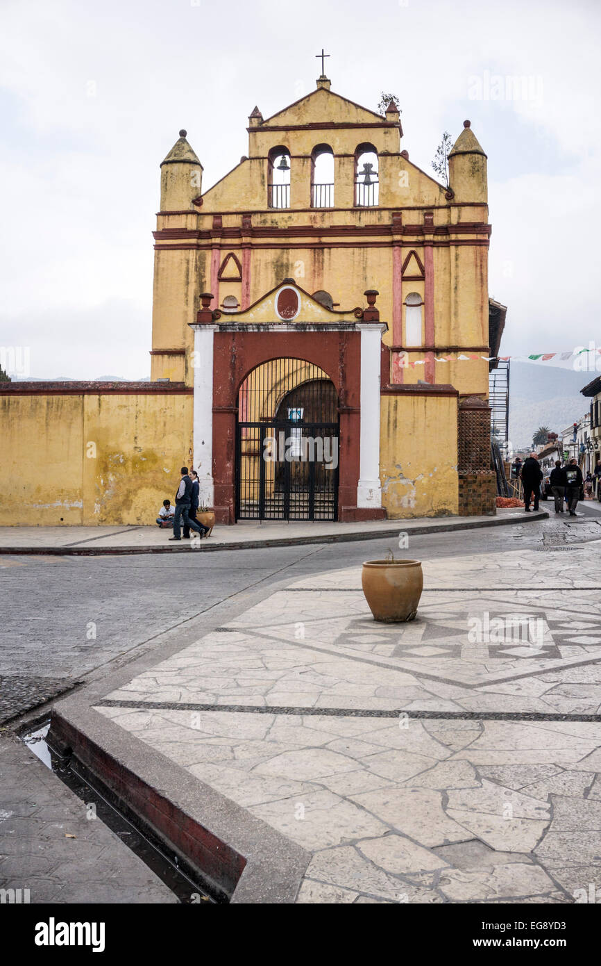 La plus ancienne façade type mauresque non restaurés de l'église indienne San Christobal de las Casas avec wannabe pavage colonial espagnol avant-plan Banque D'Images