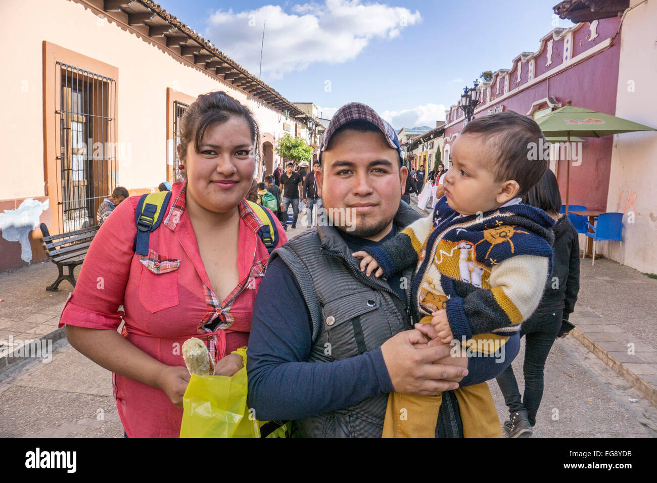 Fier happy young couple holding mexicaine avec papa petit garçon dans la rue piétonne 16 septembre San Cristobal de las Casas Banque D'Images