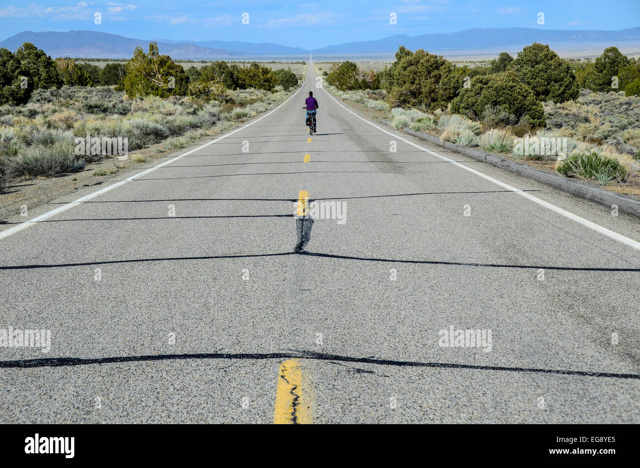 Biker sur l'autoroute. Banque D'Images