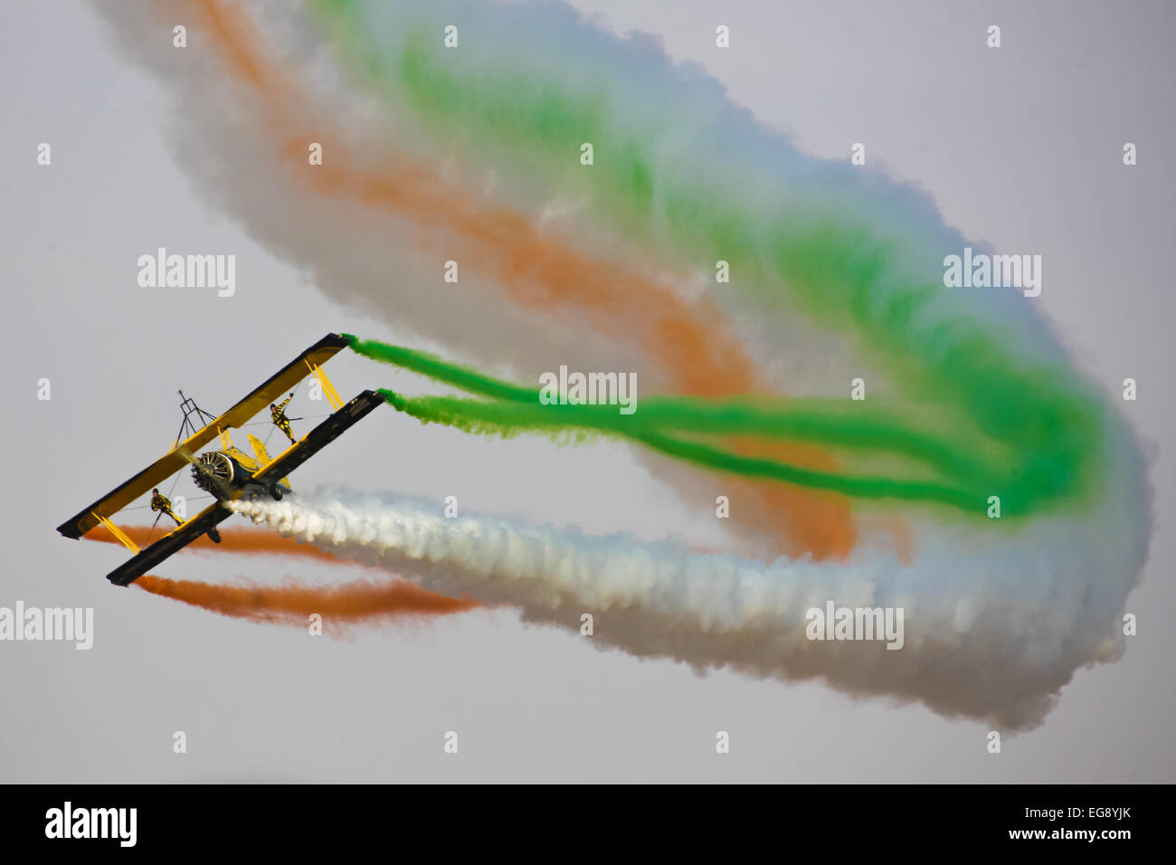 Bangalore, Inde 19 Feb, 2015. Catwalk ou Skycats de l'équipe acrobatique scandinaves laissent une traînée de fumée 3-couleurs indiennes dans le cadre d'acrobatie sur le deuxième jour de l'Aero India 2015 dans l'Air Force Station Yelahanka de Bangalore, Karnataka, de l'Inde, le 19 février, 2015. Biennale de l'air show a attiré cette année des concessionnaires de 49 pays tels que les Etats-Unis, la Russie, la France, Israël, Royaume-Uni et ainsi de suite. Credit : Zheng Huansong/Xinhua/Alamy Live News Banque D'Images